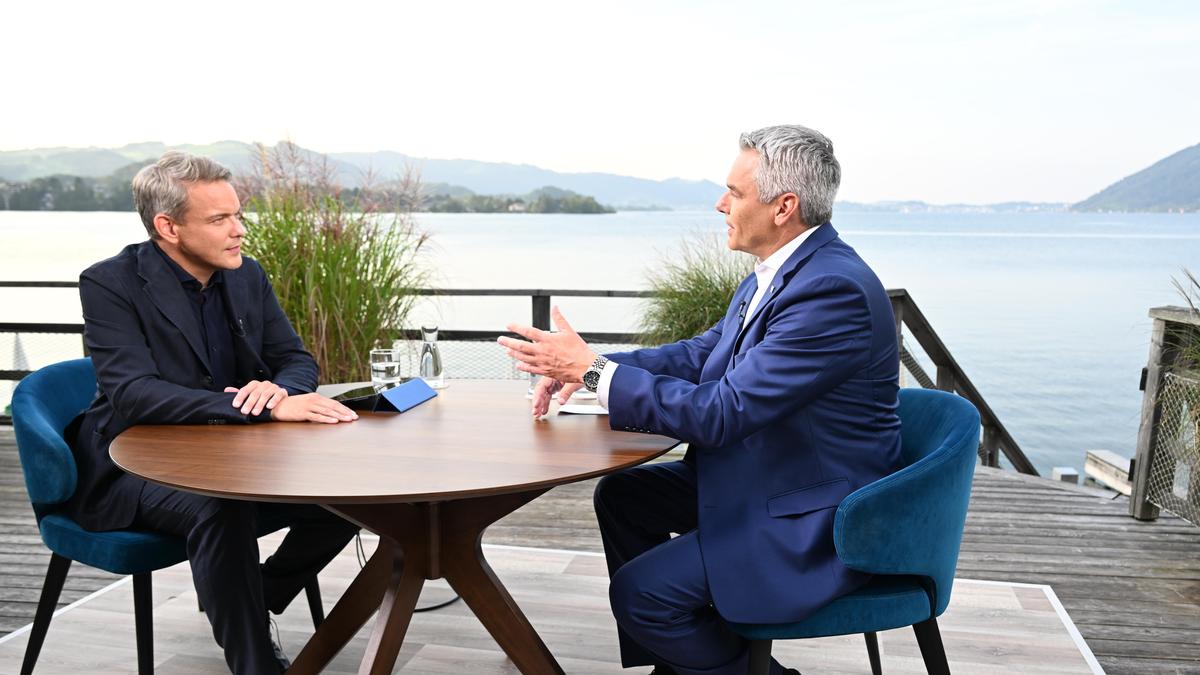 Bundeskanzler Karl Nehammer mit ORF-Moderator Martin Thür