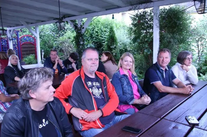 Nach einem Frühstück ging es auf eine Ausfahrt, welche unter anderen auch nach Judenburg zur Schmiede „a krumbs Eisn“ führte. Mit einem gemütlichen Ausklang beim „Heurigen“ am Wiedner Parkplatz fand das Treffen sein Ende.
