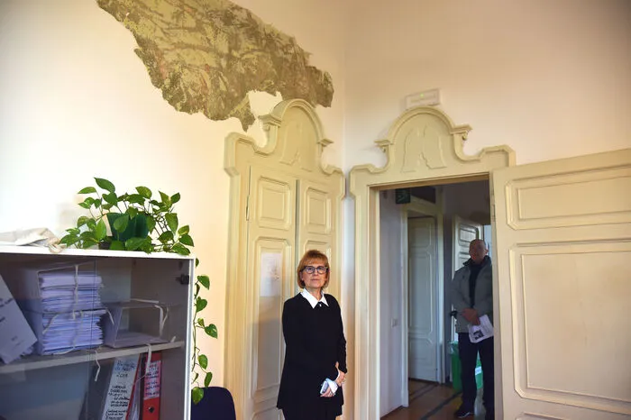 Nicoletta Sutter, Schulungsverantwortliche des Westfriauler Sanitätswesens ASFO und Stefano Fantuz, Gebäude-Aufsichtsverantwortlicher der ASFO-Häuser (am Foto von links) nahmen sich Zeit für eine Führung. Auf allen originalen Holztüren sieht man das Emblem.
