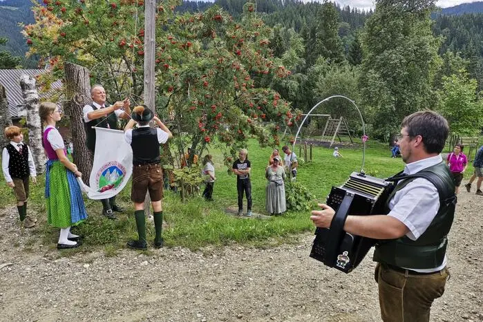 Am Donnerstag marschierte die Gruppe vom Parkplatz hinauf zur Brandner Hube. Mit einem kleinen Festakt und dem Hissen der Kinderseminarflagge wurde das Seminar eröffnet. Erste Tänze und ein gemütlicher Abend am Lagerfeuer sorgten für einen gelungenen Auftakt.