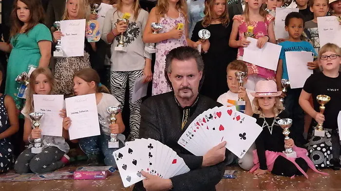 Zauberer Frederic weiht Kinder in seine Geheimnisse ein