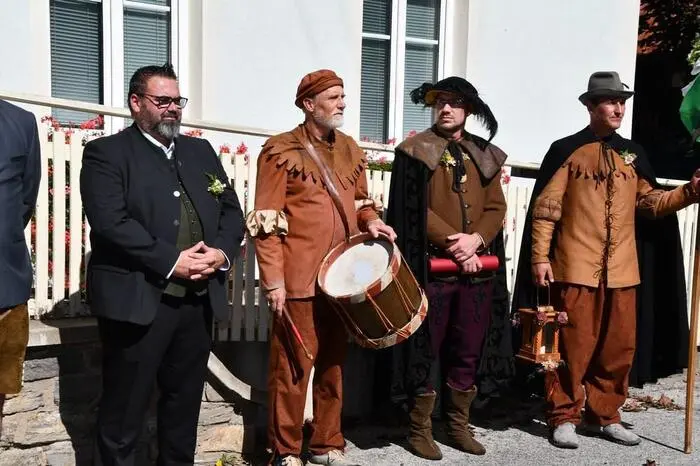 Es gibt besondere Akteure beim Austragen der Freyung: Der Trommler Bernd Tscharnig etwa war bereits um 4 Uhr morgens im Ort unterwegs, mit seinem Trommellärm machte er die Bevölkerung auf das Marktfest am Nachmittag aufmerksam. 