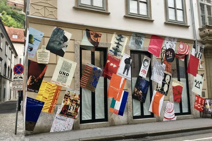 Graz liegt seit Tagen im herbst-Fieber. Das GrazMuseum beherbergt im heurigen Jahr nicht nur die herbst-Ausstellung "Prometheus Unbound" sondern auch die Dokumentation "Diese Wildnis hat Kultur". An der Fassade picken die Plakate der Festivalgeschichte ...