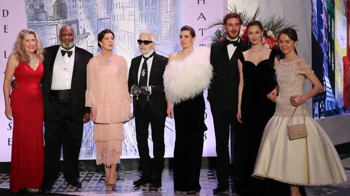 von links nach rechts: US-Bluessänger Taj Mahal mit seiner Ehefrau, Caroline von Monaco, Karl Lagerfeld, Charlotte Casiraghi, Pierre Casiraghi, Beatrice Casiraghi und Alexandra von Hannover