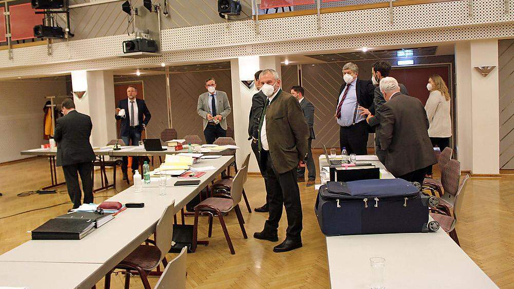 Bürgermeister Franz Frosch mit Anwälten und Richtern am ersten Verhandlungstag
