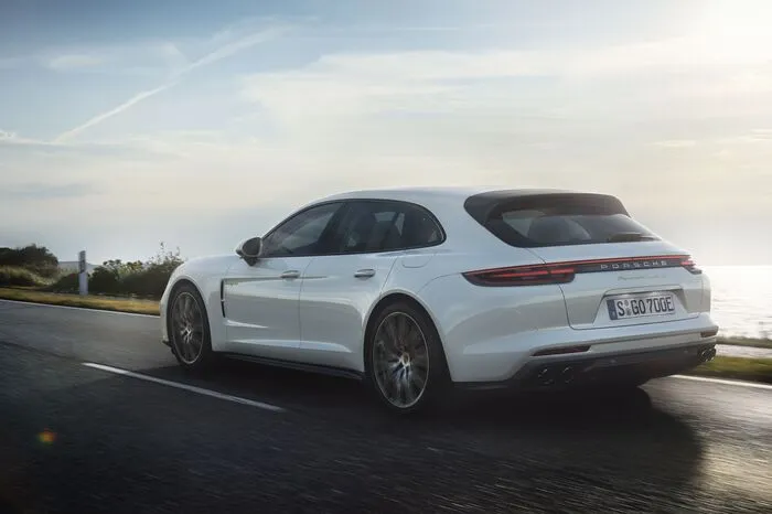 Aber der Plug-in-Hybrid versteht es auch, sich auf lautlosen Sohlen weiterzubewegen: und zwar im Elektromodus bis zu 140 km/h schnell und mit einer Reichweite von 25 bis 49 Kilometern, je nach Schwere des Stromfußes.