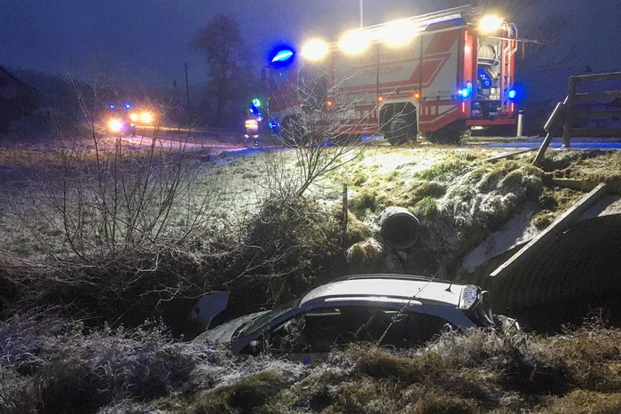 In Gleinstätten landete ein Pkw in einem Bach.