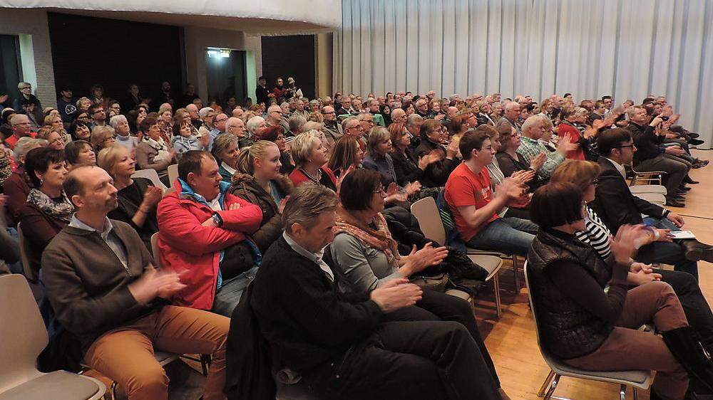 In der Bevölkerung von Niklasdorf regte sich starker Widerstand gegen das geplante Krematorium, wie auch bei einem Bürgerinfoabend ersichtlich