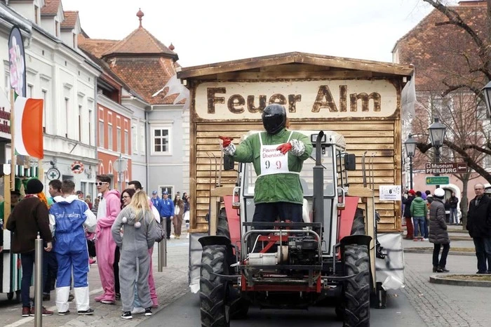 ...garantierte der große Fürstenfelder Faschingsumzug am Faschingsdienstag...