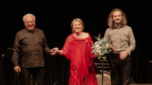 Bernarda Fink (Mitte) begeisterte mit ihrem Bruder Marcos (li) und dem Akkordeonisten Marko Hatlak (re) auch schon öfter in Kärnten