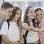 Ein Mädchen macht ein Selfie mit ihren Schulkollegen | Für viele Kinder und Jugendliche ist das Handy ständiger Begleiter im Alltag
