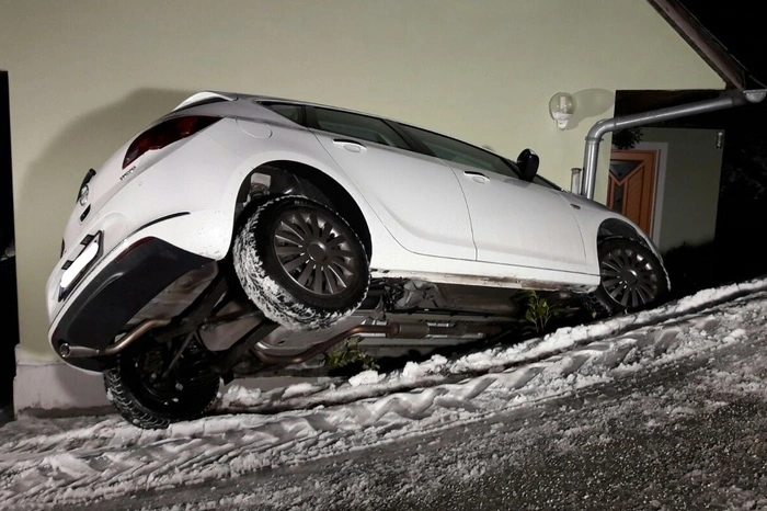 Insgesamt waren 60 Mann mit elf Fahrzeugen im Einsatz, heißt es . . .