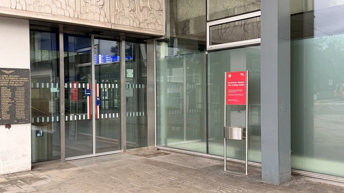 Vor Bahnhöfen wird auf das Rauchverbot mittels Tafeln hingeweisen, wie hier in Leoben