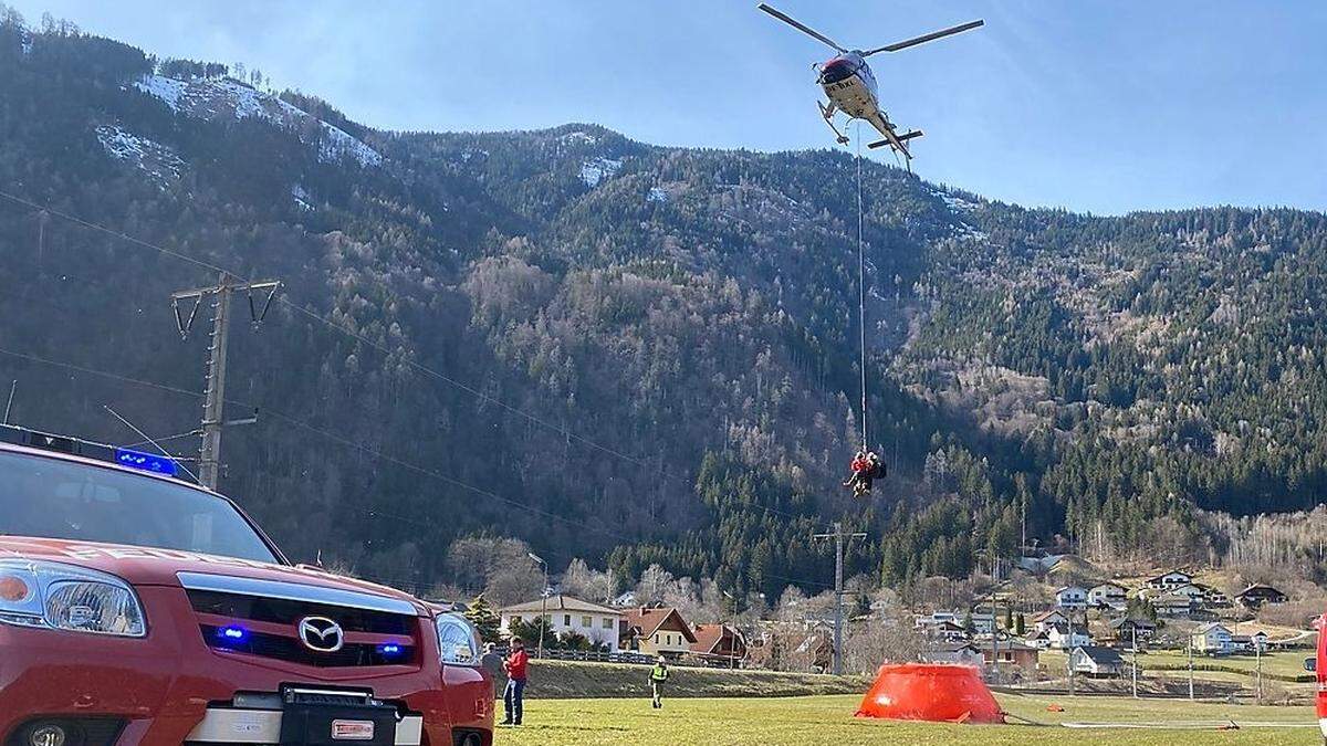 Der Einsatzhubschrauber musste vom Brandgeschehen in Sachsenburg gleich nach Rennweg weiter 