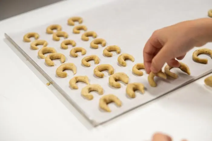 Vanillekipferl backen mit Kinderreportern/Kinderzeitung, in Kristinas Meisterkonditorei, Giradiegasse 6-8,8010 Graz, am 10.12. 2019.