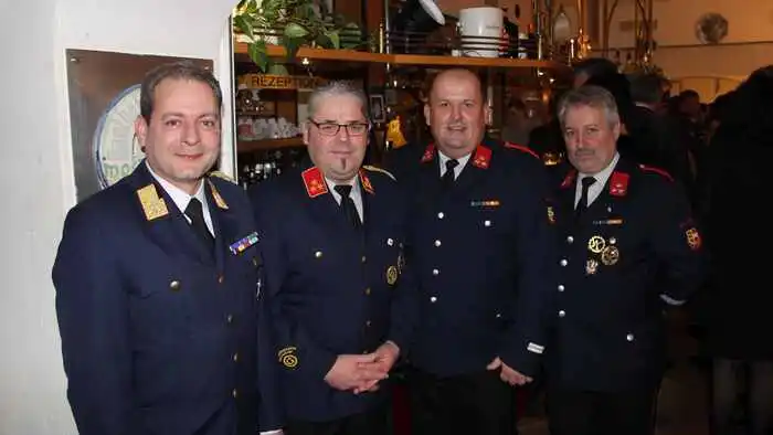 Feuerwehrkurat Anselm Kassin (links) und Kommandant Wolfgang Kobold (2.v.l.) empfingen die Gäste.