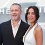 Brad Pitt und Ines de Ramon strahlen in die Kamera