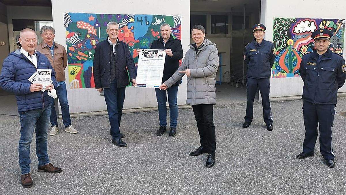 Von links: Christian Vallant (&quot;Over the limit&quot;), JUZ-Leiter Gernot Brandstätter, Schuldirektor Jürgen Nickel, Bürgermeister Hannes Primus, Stadtrat Alexander Radl und die beiden Präventionsbeamten Andreas Tatschl und Johann Berger