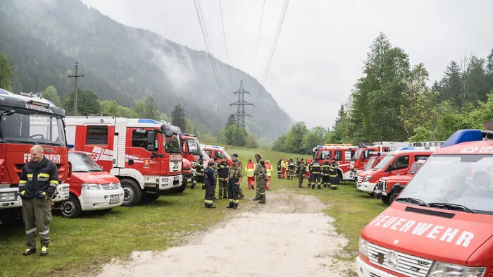 Der Katastrophenhilfszug II, der aus Mitgliedern der Feuerwehren aus dem Bezirk Spittal gebildet wird, hielt am Samstag, dem 20. Mai seine alljährliche Übung ab. Geübt wurde diesmal in der Innerfragant (Gemeinde Flattach) im Bereich der Mölltaler Gletscherbahn.