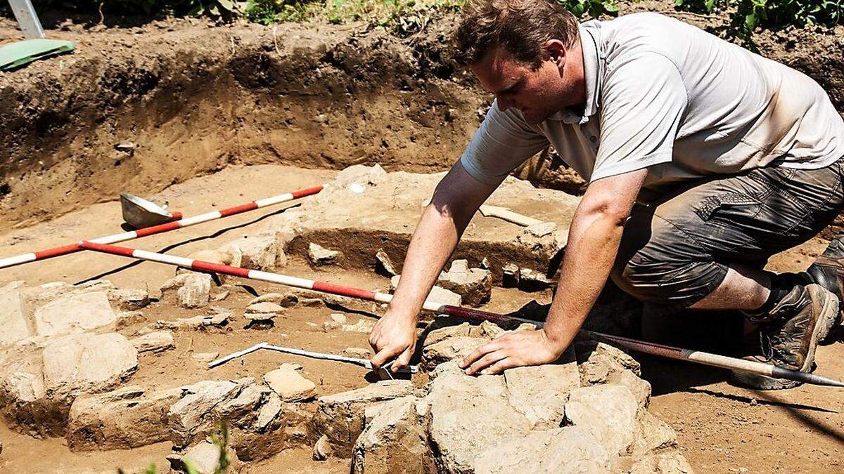 Die Mitarbeiter des Archäologischen Dienstes Kärnten untersuchen die römische Grabstätte 