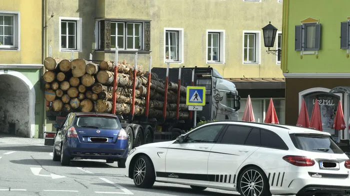 Täglicher Verkehrswahnsinn durch Greifenburg: Schwerfahrzeuge wälzen sich im Schritt-Tempo durch den Ortskern.