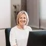 Das Bild zeigt eine Frau mit blonden Haaren hinter ihrem Schreibtisch am Computer | Karin Stromberger ist seit Ende Juni 2024 ÖVP-Bürgermeisterin von Gabersdorf 