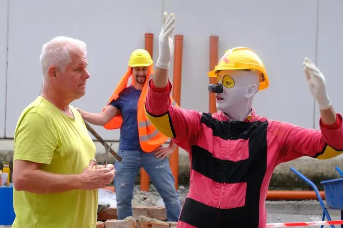 Einmal mehr ein Meister des komischen Faches: Kult-Clown „Murmuyo“ verwandelte den Platz vor der Dolomitenhalle in eine Baustelle: mit nicht ganz freiwilligen Helfern