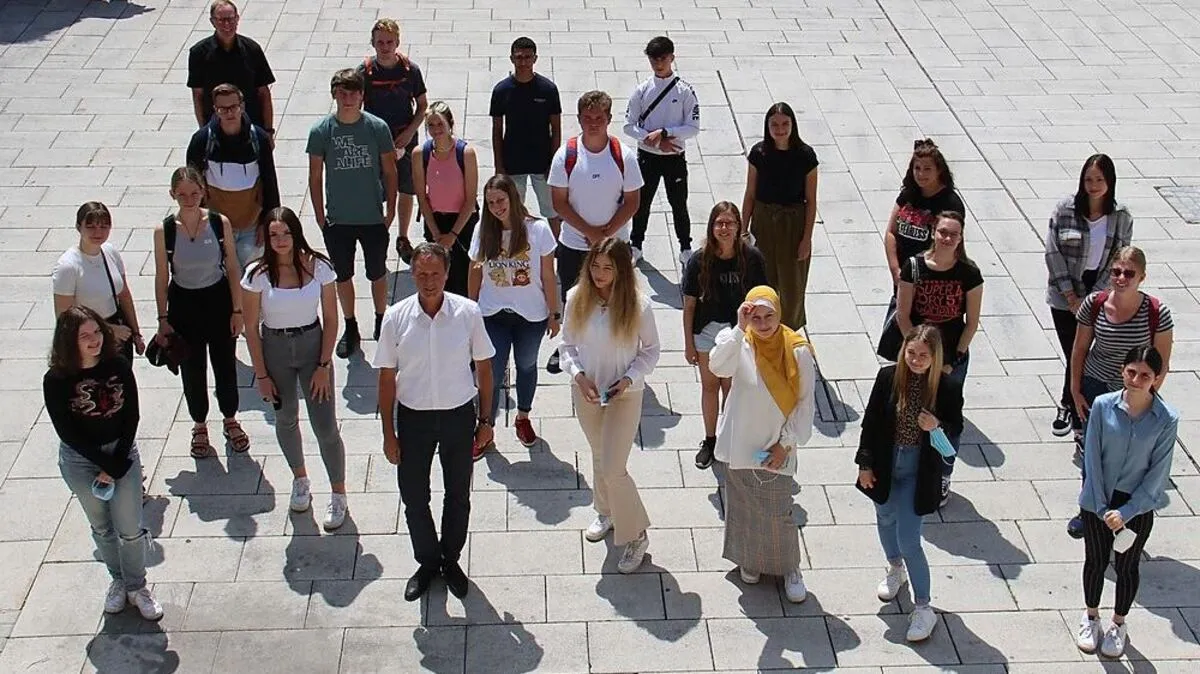 Bürgermeister Fritz Kratzer (mitte) hieß die Praktikantinnen und Praktikanten willkommen