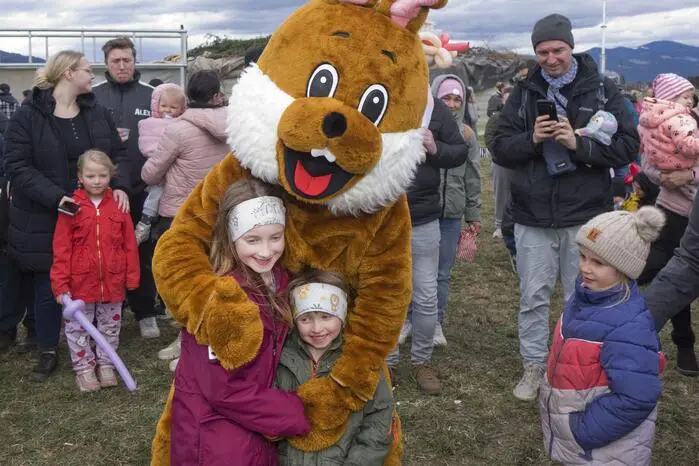 Um 17 Uhr war es soweit: Der Osterhase ließ sich blicken. Zahlreiche Erinnerungsfotos wurden gemacht.