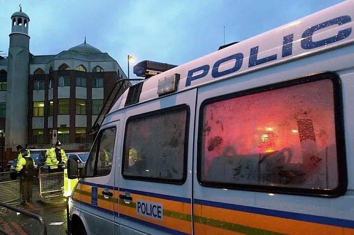 Juni 2017: Ein 48-Jähriger fährt mit einem Lieferwagen in eine Menge von Gläubigen vor der Moschee von Finsbury Park in Nordlondon. Ein Mensch wird getötet, zwölf weitere verletzt. Der Täter handelt aus persönlichem Hass auf Muslime. Er wird im Februar 2018 zu lebenslanger Haft verurteilt.