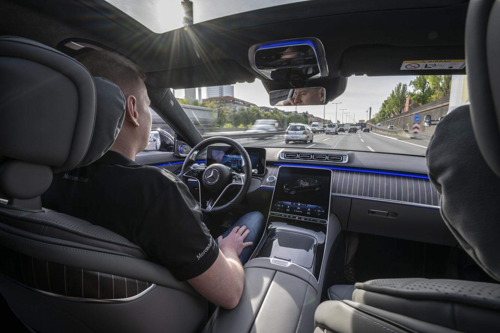 Ist die Mercedes S-Klasse autonom unterwegs, darf der Mensch die Hände dauerhaft vom Steuer nehmen