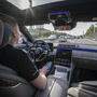 Ist die Mercedes S-Klasse autonom unterwegs, darf der Mensch die Hände dauerhaft vom Steuer nehmen