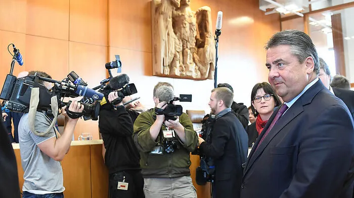 "Der Schaden für das Ansehen der EU und der Bundesregierung wäre gigantisch", warnte der deutsche Wirtschaftsminister Sigmar Gabriel, der die Berliner Regierung vor Gericht vertrat. "Für Europa wäre das eine Katastrophe." Es sei fraglich, ob Europa noch ernst genommen werde, wenn es mit einem ihm nahestehenden Land wie Kanada ein solches Abkommen nicht zustande bekäme. Die EU-Staaten erhoffen sich mehr Wirtschaftswachstum durch einen verstärkten Handel zwischen Kanada und der EU. "Was in Deutschland an Sorgen existiert, ist in anderen Ländern der EU Hoffnung", sagte der SPD-Chef.