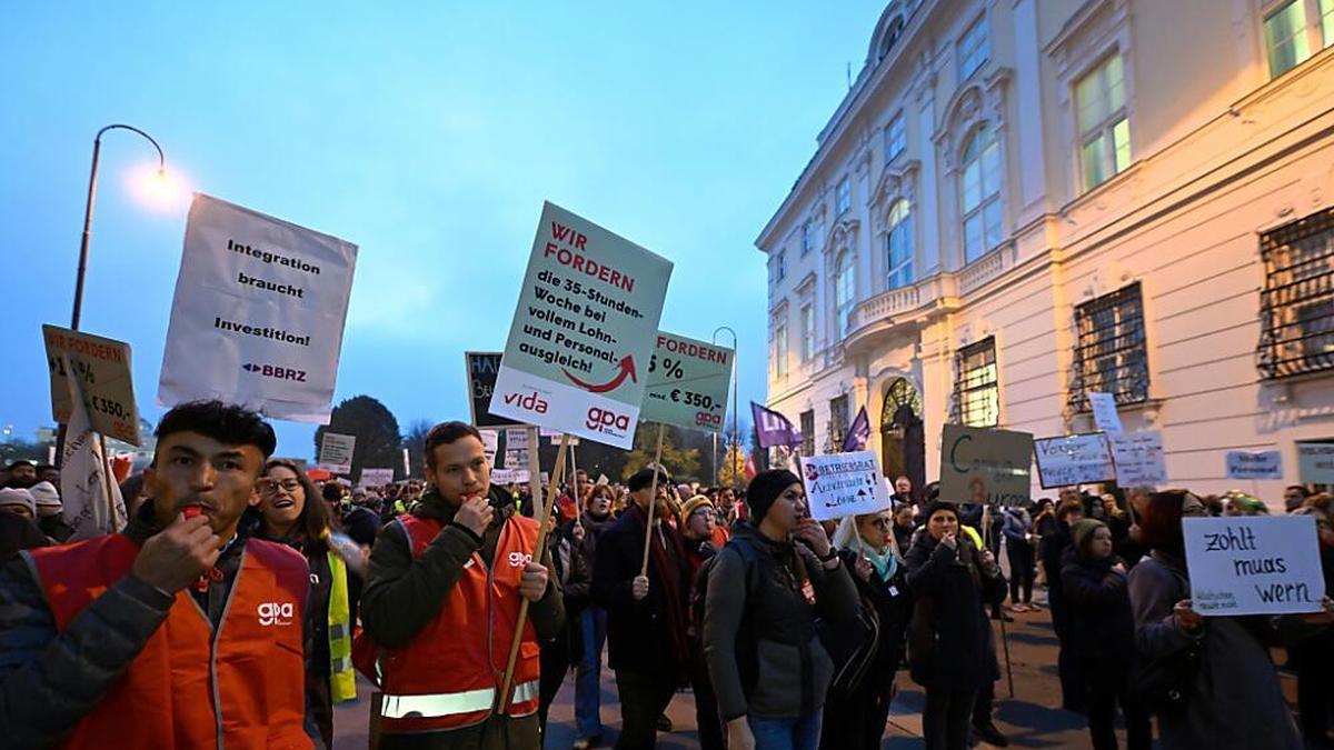 Archivbild einer öffentlichen Betriebsversammlung und Demo der Sozialwirtschaft im November 2022 in Wien. In KV-Verhandlungen der Sozialwirtschaft erzeugt die Arbeitnehmerseite oftmals Druck