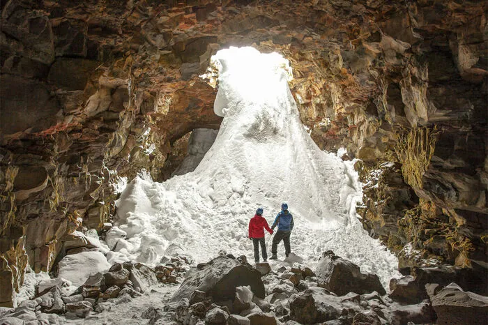 Höhlenwanderung in IslandNur 30 Autominuten von der Hauptstadt Reykjavik entfernt, tauchen die Besucher in ein besonderes Naturphänomen der Insel der Vulkane und Gletscher ein: die Lavahöhle Raufarhólshellir. In der größten Höhle Islands befinden sich verschiedene Kanäle, die aufgrund von Lavaströmungen entstanden sind. Die gesamte Höhle misst dabei nicht weniger als 1400 Meter. Der fachkundige Guide geht mit seinen Besuchern auf Erkundungstour und gibt ihnen Einblick in die faszinierenden geologischen (Farb-)Formationen.