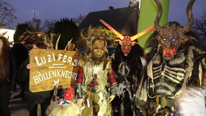 In der Bezirksstadt Leibnitz ist es dem engagierten Freizeit- und Jugendclub Leibnitz in Zusammenarbeit mit der Stadtgemeinde Leibnitz zu verdanken, dass auch der Leibnitzer Perchtenlauf eine mittlerweile bereits 25-jährige Tradition hat.