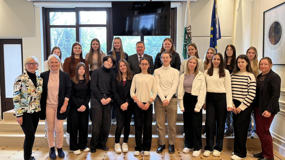 17 Schülerinnen der 3b Klasse der HLW Feldbach waren kürzlich zu Gast im Steiermarkhaus in Brüssel
