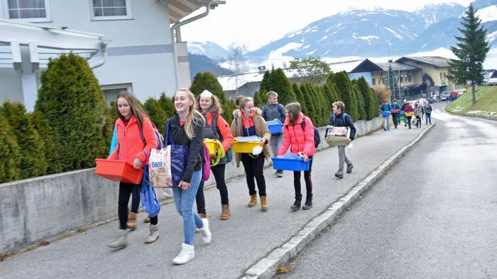 Die Schüler der 3 b-Klasse der Neuen Mittelschule Winklern zogen mit ihren Sachen ins Probelokal der Trachtenkapelle.