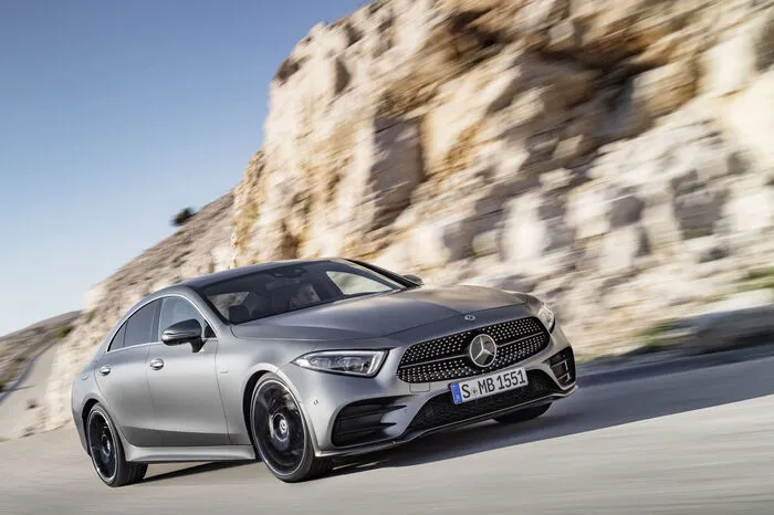 Leistungsstärkste Motorisierung ist der elektrifizierte Sechszylinder-Benziner. Mit dem System „EQ Boost“ – ein integrierter Starter-Generator – und 48-Volt-Bordnetz geht er als CLS 450 4Matic an den Start. Seine Leistungsdaten: 367 PS und 500 Newtonmeter plus kurzfristig weitere 250 Newtonmeter Drehmoment sowie16 kW/22 PS Leistung per Stromstoß.