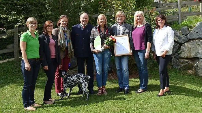 Vertreter der Landwirtschaftskammer gratulierten und überreichten die „Hoftafel“