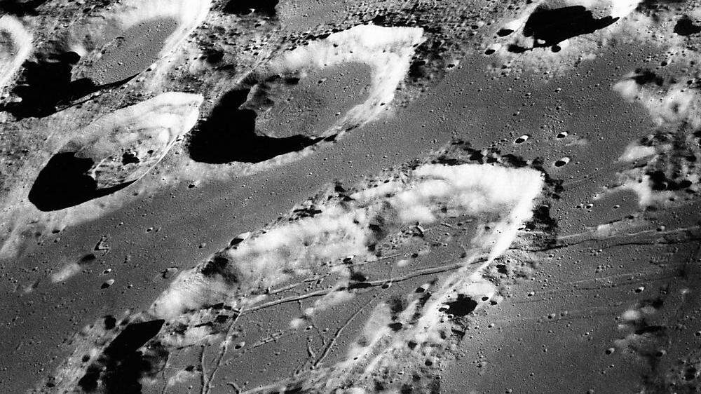Der Mond ist mit Einschlagskratern übersät, der riesige Goclenius im Vordergrund - fotografiert bei der Apollo-8-Mission