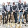 Nächste Generation am Start: Kordula, Ekkehard, Urban und Helena Grübl mit Bau-Projektleiter Andreas Dunst (Mitte)