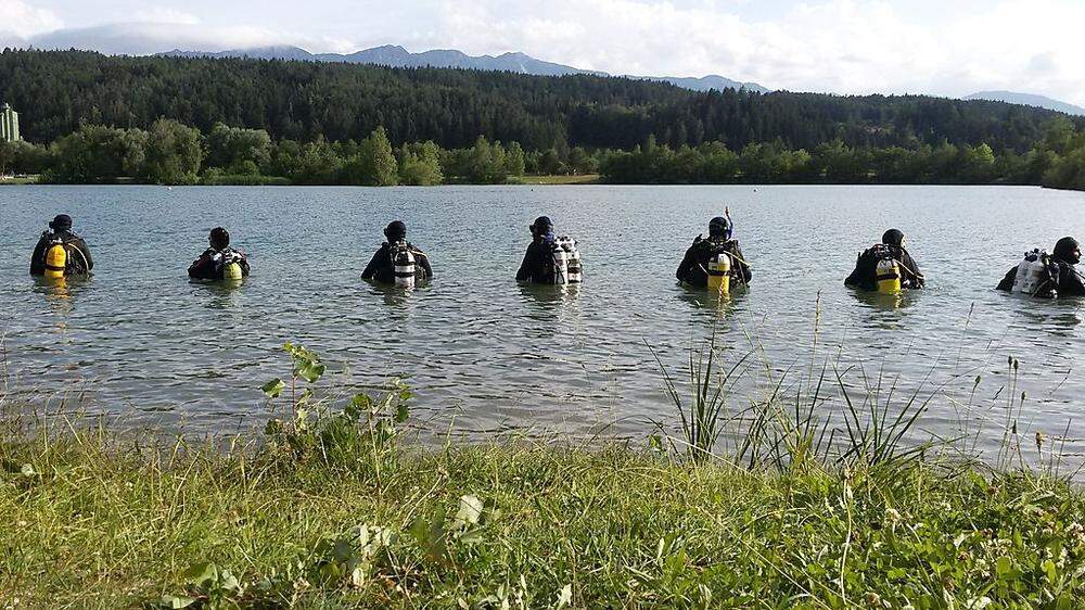 Taucher suchen im Silbersee nach einer vermissten Person