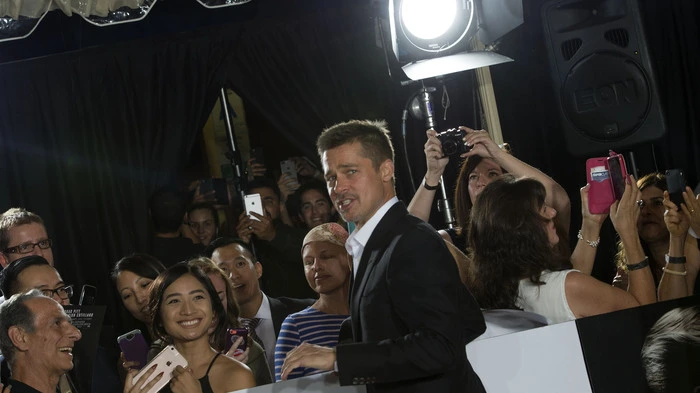 Glücklich sieht anders aus: Hollywood-Star Brad Pitt hat sich erstmals nach der Trennung von Angelina Jolie auf dem Roten Teppich gezeigt.