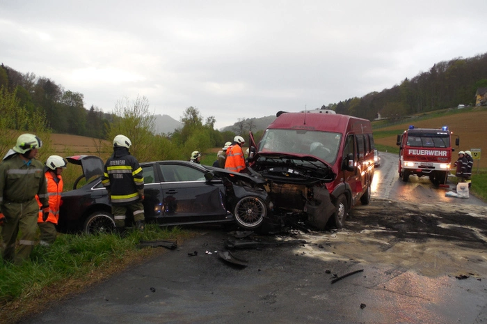 Am Unfallort mussten die beiden Feuerwehren Fehring und Mahrensdorf die Fahrbahn mehrfach reinigen und Öl- und Dieselspuren binden.