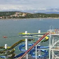 Tragisches Unglück auf einer Wasserrutsche in Lopar auf der Insel Rab in Kroatien: Ein Urlauberkind stürzt von der Rutsche und stirbt