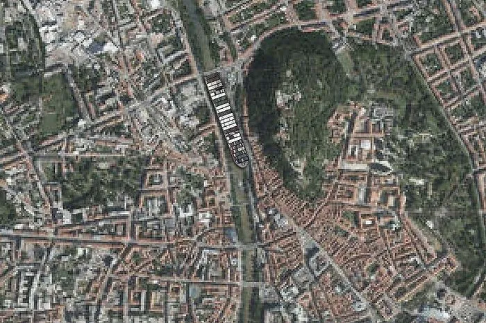 Zwischen Grazer Schlossberg und Kunsthaus schwimmt die Ever Given