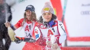 ABD0104_20251227 - SEMMERING - ÖSTERREICH: vlnr.: Camille Rast (2.Platz/SUI) und Siegerin Julia Scheib (AUT) nach dem Riesentorlauf der Frauen am Samstag, 27. Dezember 2025 am Semmering. - FOTO: APA/GEORG HOCHMUTH