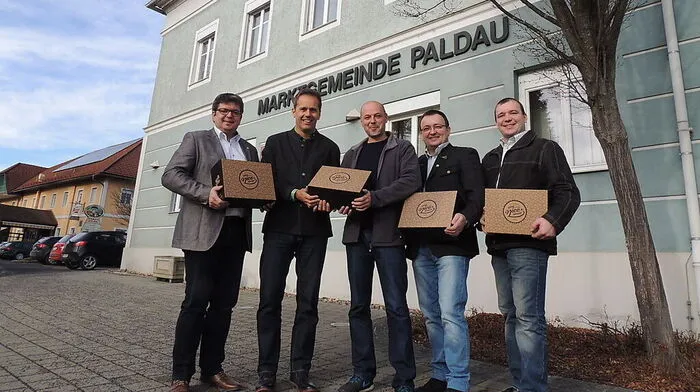 Der Gemeindevorstand Alois Hirschmann, Karl Konrad, Werner Neuhold und Anton Sommer mit Roland Fink (Mitte)