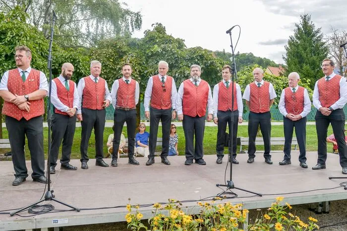 Am Vormittag des zweiten Tages der Veranstaltungsreihe „Singen in den Bergen - Cantare in Montagna“ gab es im Kapuzinerpark ein Freiluftkonzert von heimischen und internationalen Chören. Teilnehmende Chöre waren die Sängerrunde St. Michael, Coro Sant Ignazio Gorizia, Singgemeinschaft Pölling-St. Andrä, Coro Canteuterpe, Chorgemeinschaft MGV-Eintracht 1899 - MC 1842 Dudenhofen und der Chor der Dorfgemeinschaft St. Martin/Unterwald. Für die musikalische Begleitung sorgten Bäck Sepp und Freunde. 